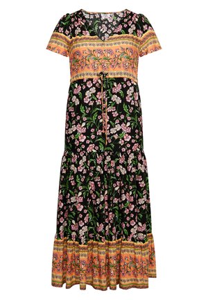 Crna cvjetna haljina s kratkim rukavima, sadrži ružičaste i zelene cvjetne uzorke, narandžastu dekorativnu traku i višeslojni donji rub.