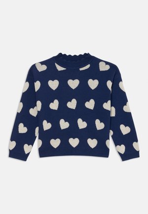 Tengerészkék pulóver fehér szív mintával, textúrált kialakítással. Bordás dekoltárral és hosszú ujjakra készült. Puha kötött anyag.