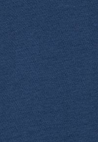 Donkerblauwe stof met een gladde textuur, gebreid patroon en een egale oppervlakte. Geen zichtbare patronen of hardwaredetails.