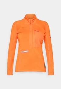 Oransje langermet skjorte med kvart glidelås, teksturert stoff, kontraststing, frontlomme, og "MAMMUT"-logoen på venstre nedre side.