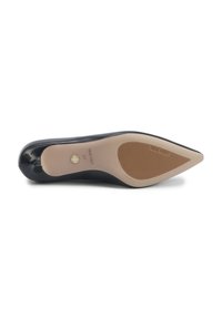 Pantofle negre din piele patent cu toc înalt și vârf ascuțit, având o talpă din cauciuc bej cu un model texturat pentru aderență. Detaliu de marcă pe toc.