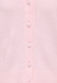 Világos rózsaszín kötött kardigán öt, anyaggal borított gombbal, függőleges sorban a közép elöl.