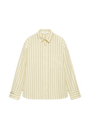 Chemise boutonnée jaune clair avec fines rayures verticales marron, manches longues, col, poche poitrine et petit texte sur le poignet gauche.