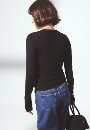 Top s dlhým rukávom - black