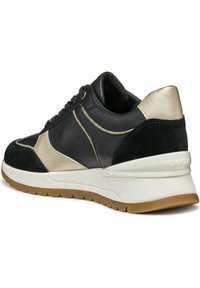 Zwarte leren en suède sneaker met gouden accenten, ronde vorm, gevoerde zool en een getextureerde rubberen loopzool voor grip.