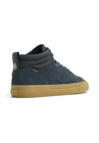 Baskets montantes en daim bleu foncé, avec un col de cheville en maille texturée et une semelle en caoutchouc gum. Marquage subtil sur le talon.