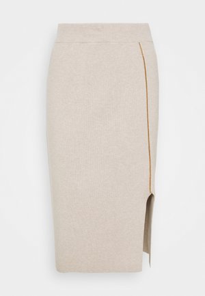 Jupe en tricot beige longueur genoux avec une ceinture côtelée, une fente latérale et un fin détail de couture verticale marron sur le côté droit.