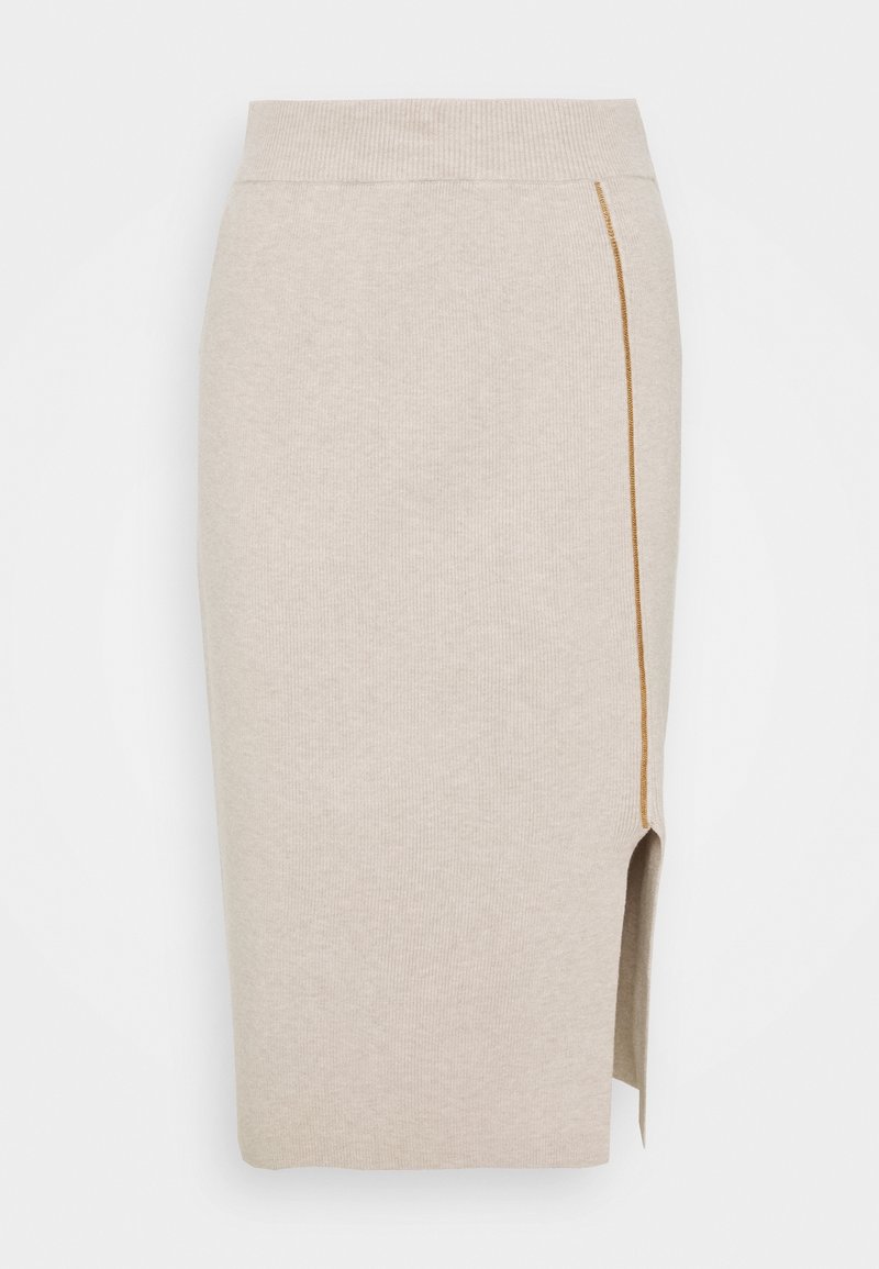 Jupe en tricot beige longueur genoux avec une ceinture côtelée, une fente latérale et un fin détail de couture verticale marron sur le côté droit.