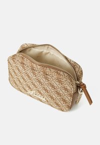 Borsa cosmetica marrone con motivo a fantasia e chiusura con zip. L'esterno presenta un design monogram; l'interno è foderato con un tessuto più chiaro.