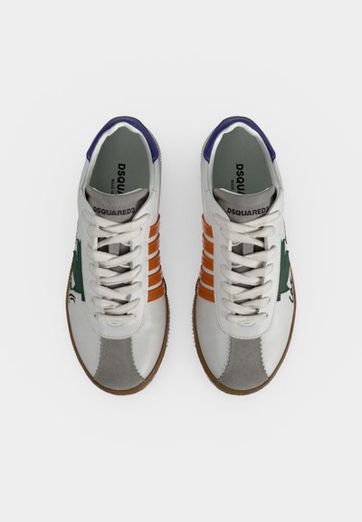 Paire de baskets blanches Dsquared2 avec des bandes orange sur les côtés, un motif vert, des détails gris sur les orteils et des accents bleus sur les colliers de talon.
