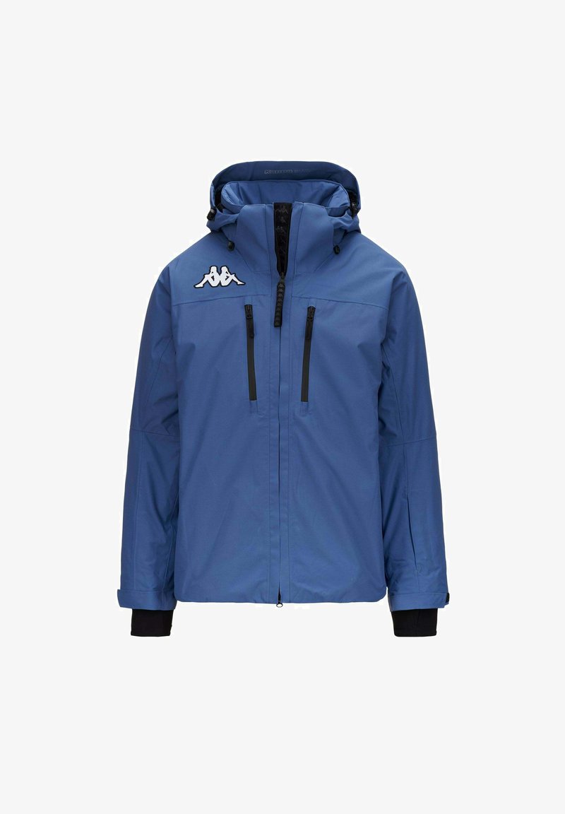 Giacca impermeabile blu con cappuccio, chiusura a cerniera, tasche con cerniera nere, polsini elasticizzati e logo bianco sul petto sinistro. Texture liscia.