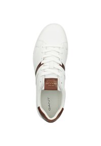 Valkoinen nahkakengät ruskealla raidalla, pyöreä varvas, rei'itetty yksityiskohtia ja nauhakuclosure. GANT-logo kielekkeessä ja sisäpohjassa.