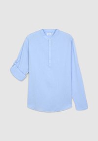 Camicia a maniche lunghe azzurro chiaro con colletto rotondo, patta con bottoni e maniche arrotolate. Tessuto morbido con vestibilità rilassata e orlo curvo.