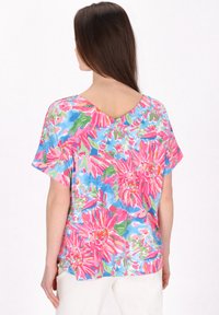 Kortærmet V-hals bluse i et livligt pink, blå og grøn blomsterdesign; letvægtsstof med en afslappet pasform og rundet kant.