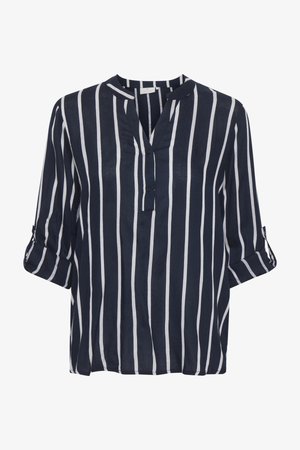 Blouse rayée bleu marine avec des rayures verticales blanches, tissu léger, sans col, manches trois-quarts, fermeture à boutons sur le devant.