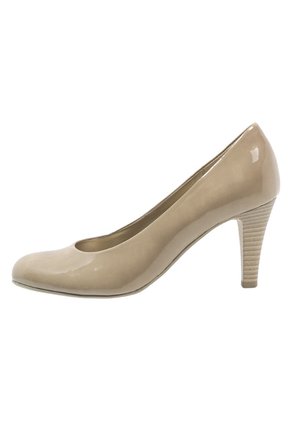 Beige laklæderstilet med rundet tå og stablet mellemhøj hæl, vist fra siden på hvid baggrund.