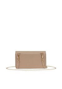 Borsa a mano in pelle color tan con forma rettangolare, tracolla in catena dorata e chiusura in metallo. Texture liscia con minimi dettagli di cucitura.