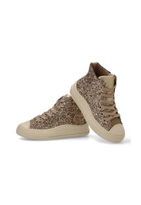 Zapatillas altas en color beige con un upper brillante en dorado, que cuentan con una suela de goma y cordones beige. Superficie texturizada con acentos metálicos.