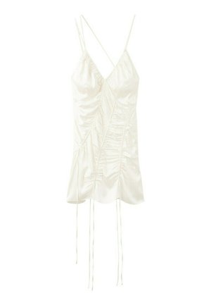 Robe courte en satin blanc avec fines bretelles, détails froncés et liens pendants, avec un devant style portefeuille.