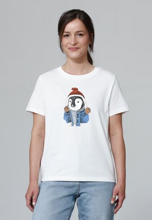Witte katoenen t-shirt met een pinguïnafbeelding in een bruine hoed en blauwe jas, tegen een neutrale grijze achtergrond.