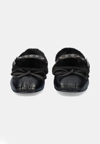 Zapatillas de cuero negro con forro de piel, cinta decorativa con acentos en forma de corazón plateado y lazos en la parte delantera para asegurar el ajuste. Diseño de punta redondeada.