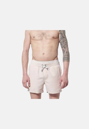 Shorts de bain rose clair avec taille élastique, fermeture à cordon, poches latérales et texture de tissu lisse. Présente un tatouage sur le bras gauche.