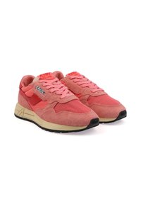 Coppia di sneaker in pelle scamosciata color corallo rosa e rete con lacci rosa, suola intermedia beige, suola esterna nera e etichetta del marchio sul lato.