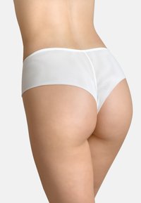 Białe bawełniane szorty o gładkiej fakturze i elastycznym pasie, charakteryzujące się pełnym krojem, który zapewnia pełne zakrycie z tyłu.