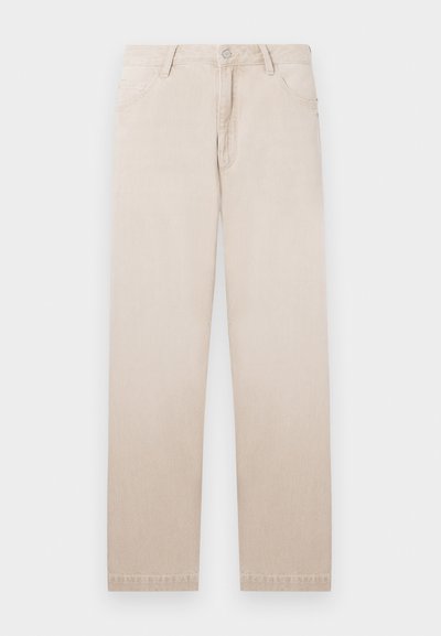 Μπεζ τζιν παντελόνια με σχέδιο πέντε τσεπών, ίσια γραμμή και κλείσιμο με κουμπί· το ύφασμα φαίνεται απαλό με ελαφριά γυαλάδα.