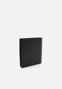 Portafoglio in pelle nera con superficie testurizzata, design a due pieghe e multiple fessure per carte, dal formato rettangolare compatto.