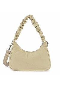 Sac à main beige avec une sangle en tissu froncé, de forme arrondie et texture lisse. Présente un accent en métal argenté et une sangle embossée du logo.