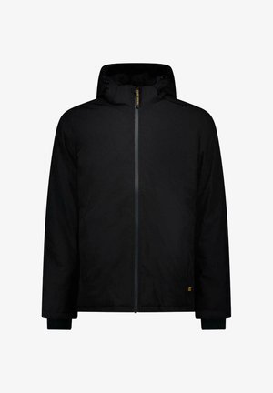 Zwarte winterjas met capuchon, ritssluiting aan de voorkant en lange mouwen, met een klein geel logo vlak bij de onderzoom op een witte achtergrond.