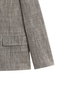 Grå struktureret blazer lavet af et vævet stof, med en enkelt brystlomme og naturlig skulderkonstruktion.