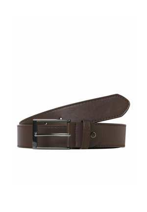 Brunt læderbælte med sølvfarvet rektangulært spænde, syede kanter og enkelt torn på hvid baggrund.