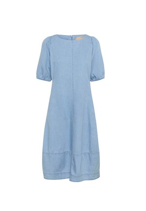 Vestido de mezclilla azul claro con mangas cortas abullonadas, escote redondeado y un silueta A-line hasta la rodilla. Presenta una cremallera en la parte posterior y costura en el dobladillo.