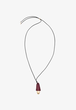 Schwarze Kordelhalskette mit verstellbaren beigen Perlen und einem kleinen kastanienbraunen Lederanhänger, der einen goldenen ovalen Charme bedeckt.