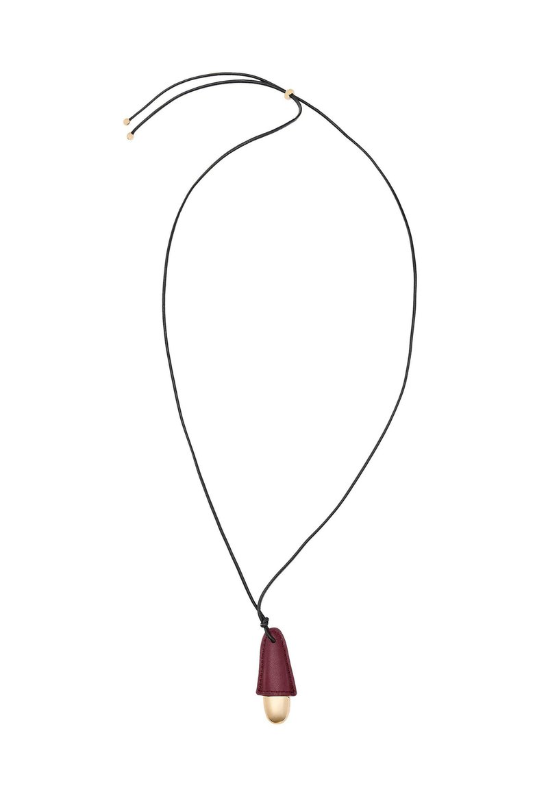 Collana con cordoncino nero, perline beige regolabili e un piccolo ciondolo in pelle color marrone scuro che copre un charm ovale dorato.