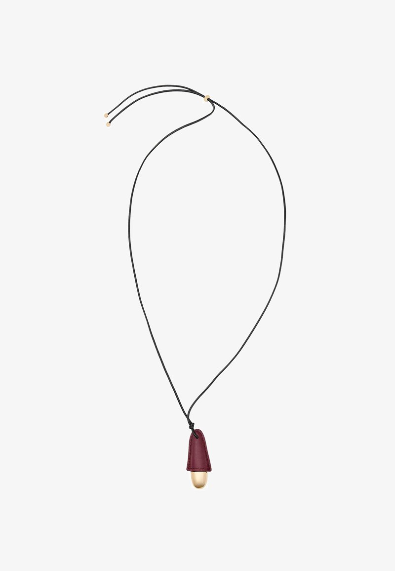 Collana con cordoncino nero, perline beige regolabili e un piccolo ciondolo in pelle color marrone scuro che copre un charm ovale dorato.