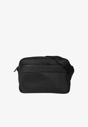 Sac bandoulière rectangulaire noir avec fermeture éclair et large sangle d'épaule ajustable embossée du nom de la marque.