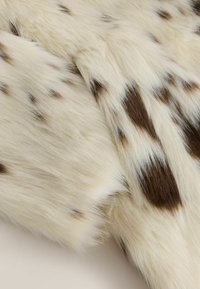 PETITE FIT - COW PRINT  - Ziemas mētelis - cream