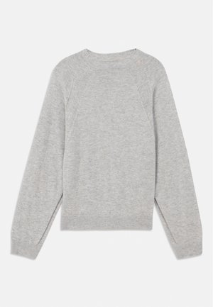 Lys grå genser laget av myk stoff, med lange raglanermer, rund halsutskjæring, og ribbestrikkede mansjetter og kant. Enkel, sømløs design.