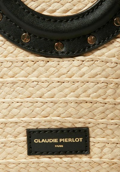 Borsa in paglia intrecciata con manico circolare in pelle nera con borchie dorate, etichetta in rilievo con "CLAUDIE PIERLOT PARIS" in lettering dorato.