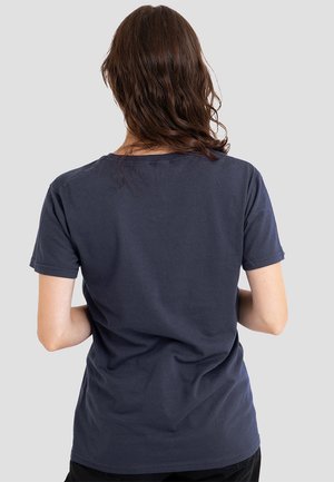 Marineblaue Baumwoll-T-Shirt mit rundem Ausschnitt, kurzen Ärmeln und entspannter Passform. Verfügt über eine glatte Textur und ein schlichtes Design.