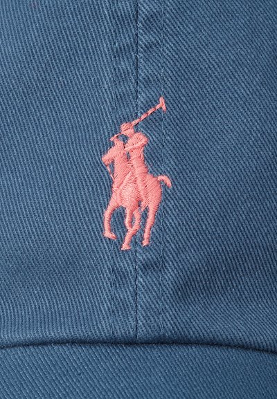 Căciulă din bumbac albastru cu un logo brodat proeminent în roz, reprezentând un jucător de polo călare. Design structurat cu o vizieră curbă.