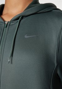 Nike Performance ONE - Felpa con zip - vintage green/white