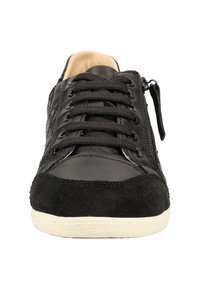 Baskets noires en cuir et daim, avec des lacets ronds, une fermeture éclair latérale, une tige texturée et une semelle en caoutchouc blanche.