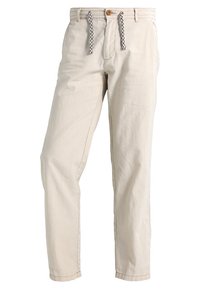 Pantalones casuales beige con cordón en la cintura, cierre de botón y trabillas para cinturón, corte recto, bolsillos frontales y tejido ligero.