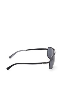 Svarta solglasögon med en elegant design, som har mörka linser, tunna metalltempler och Harley-Davidson-logotypen på ramen.