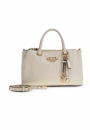 Borsa Guess color crema con logo in rilievo, componenti dorati, ciondolo a forma di chiave e tracolla removibile su sfondo bianco.