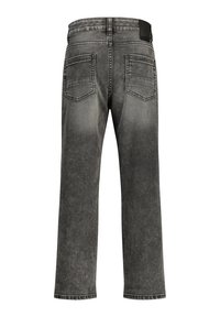 Jeans de mezclilla gris con un acabado desgastado, corte recto, cinco bolsillos y una etiqueta negra de marca en la parte posterior de la cinturilla.